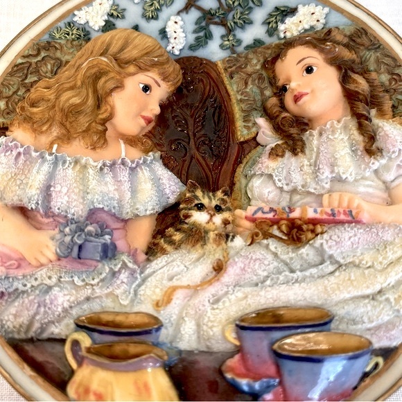 Sandra Kuck's “Best Friends” 3D 1st issue porcelain plate wall hanging - Picture 6 of 7